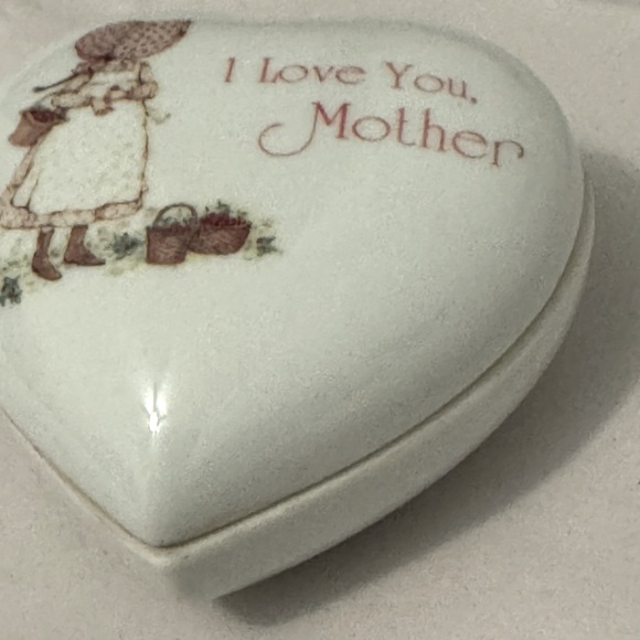 Holly Hobbie Porcelain Heart Trinket Box- size 4”x4”x2” - Picture 7 of 9